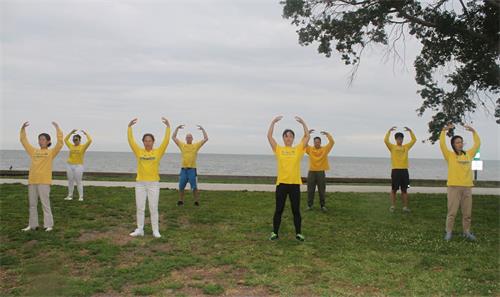 '圖5：坦帕地區學員在聖彼得堡海邊公園煉功，慶祝世界法輪大法日'