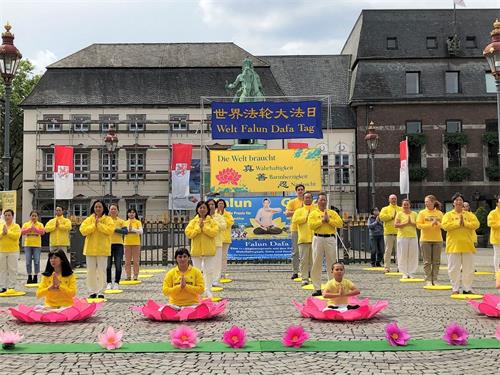 '圖1：法輪功學員在杜塞爾多夫慶祝世界法輪大法日'