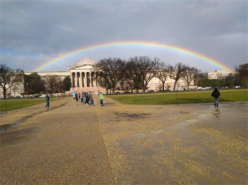 '圖4：二零一九年十二月三十日，當法輪功學員結束了一天的講真相後，雨過天晴，美國「國家廣場」真相點上空出現了一道彩虹。'