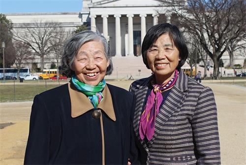 '圖5：法輪功學員吳正英（左）和吳鳳英（右）姐妹。吳鳳英是一位退休牙醫，在華盛頓DC景點堅持講真相十幾年了。'