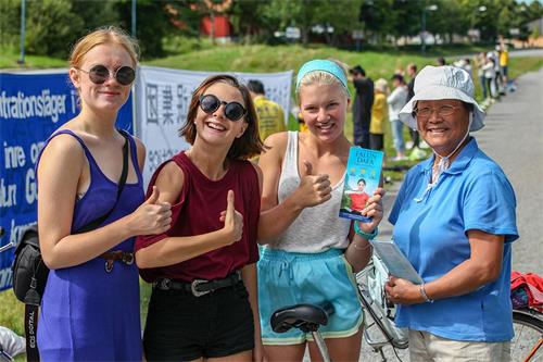 '圖6.華人學員周女士（右一）堅持在第一線面對面講真相，三位明白真相的瑞典女孩和她合影，表示要用自己的行動來支持法輪功！'