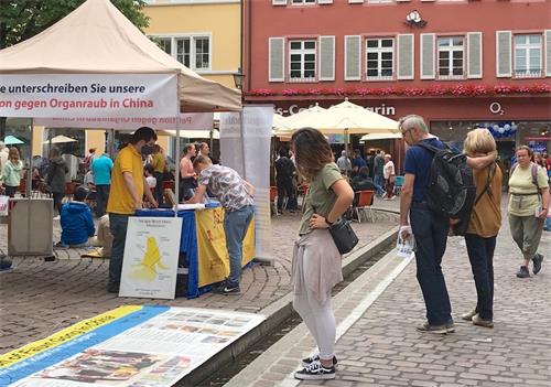 '圖1：二零二零年六月十三日，法輪功學員在弗萊堡（Freiburg）市政廳廣場（Rathausplatz）舉辦講真相活動。'