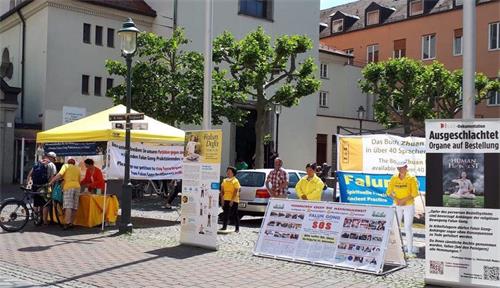 '圖3：法輪功學員在奧格斯堡莫裏茨廣場（Moritzplatz）舉辦講真相活動'