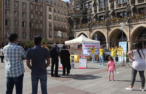 '圖1：法輪功學員在德國慕尼黑瑪琳廣場（Marienplatz）舉辦信息日活動。'