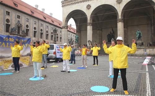'圖1：二零二零年六月六日，德國法輪功學員在慕尼黑奧迪安廣場（Odeonsplatz）舉辦活動。'