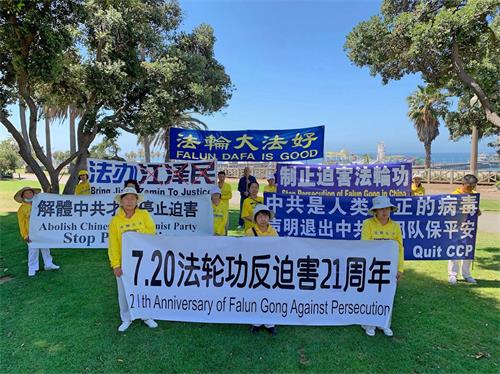 '圖1：二零二零年七月十二日，洛杉磯部份法輪功學員在聖莫妮卡碼頭公園，舉辦講真相、反迫害活動。'
