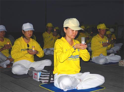 '圖1～3：反迫害21週年之際，法輪功學員在台東海濱公園舉行燭光悼念，呼喚正義良知。'