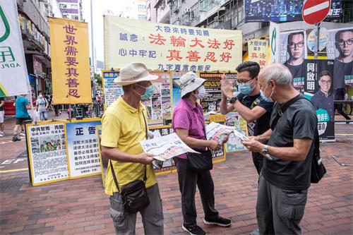 圖8：香港法輪功學員堅持繼續講真相，受到港人、議員的讚賞。何啟明（右二）向法輪功學員表達讚佩對法輪功學員的堅定，並應向法輪功學員學習。