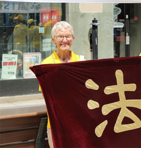 '圖4：法輪功學員寶琳（Pauline）每年都來參加中領館前的抗議活動，她希望中國人都能知道法輪大法好。'