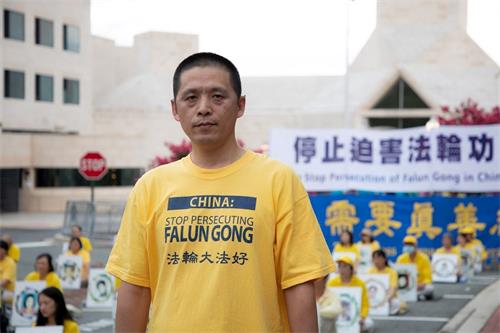 '圖8：二零二零年七月十七日，來自吉林的建築師趙慶凱參加在中共駐美大使館前的集會。'