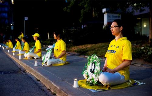 '圖25～28：晚上8點至10點，法輪功學員在多倫多中領館前舉行了燭光悼念，悼念在中國被中共迫害致死的法輪功學員。'