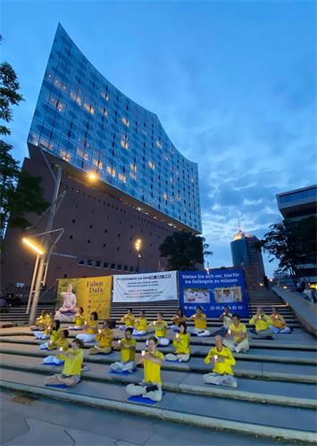 '圖6：2020年7月18日晚，法輪功學員在漢堡易北愛樂廳（Elbphilharmonie）前舉辦燭光悼念活動。'