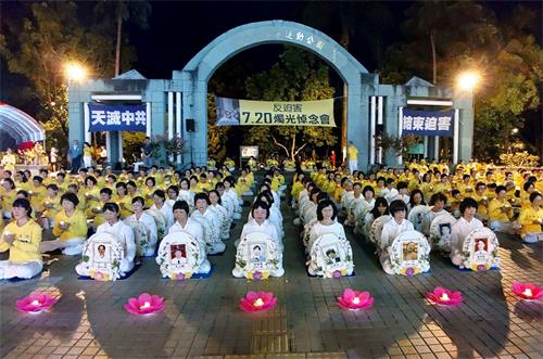 '圖1：二零二零年七月十八日黃昏，台南地區的部份法輪功學員在東寧運動公園大門前舉辦「反迫害720燭光悼念會」。'