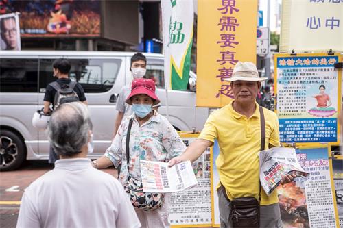 '圖6～8：港版國安法通過後，香港法輪功學員堅持如一繼續在各景點講真相，讓香港市民了解法輪功受迫害真相。'
