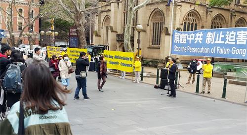 '圖1：法輪功學員在悉尼市政廳廣場舉行集會'