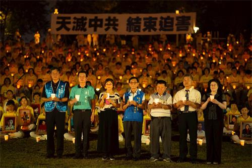 '圖5：台灣桃園、新竹、苗栗等地的部份法輪功學員在桃園風禾公園舉辦「天滅中共，結束迫害」反迫害二十一週年燭光守夜活動。各界人士到場聲援支持。'