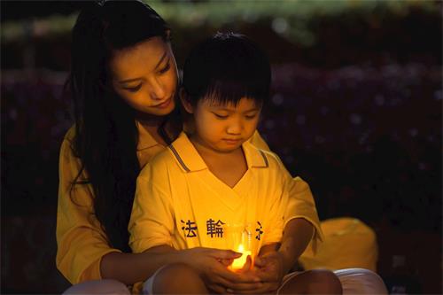 '圖1～6：來自台灣台中地區的法輪功學員，在台中市文心森林公園比鄰而坐，一盞盞燭光，匯聚善念。'