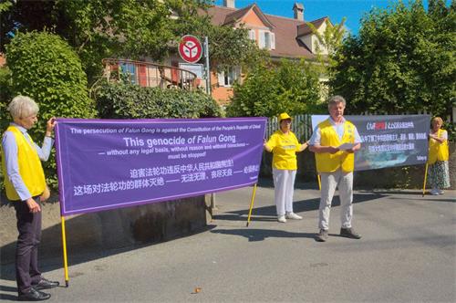 '圖1～2：法輪功學員在瑞士中使館前抗議，要求立即停止迫害。'