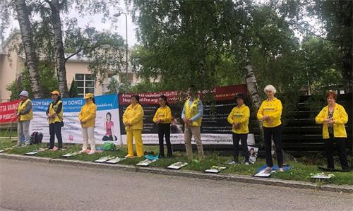 '圖1：芬蘭法輪功學員在中使館前舉辦活動，抗議中共迫害。'