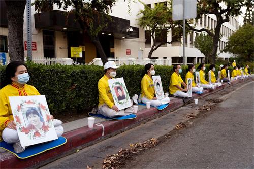 '圖1～6：二零二零年七月二十日晚，洛杉磯部份法輪功學員來到中領館前，舉行「『七.二零』法輪功反迫害二十一週年」燭光夜悼，呼籲制止迫害。'