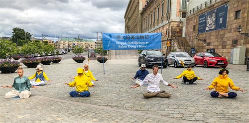 '圖1：二零二零年七月二十一日，瑞典法輪功學員在斯德哥爾摩市中心的錢幣廣場上舉辦講真相活動。'