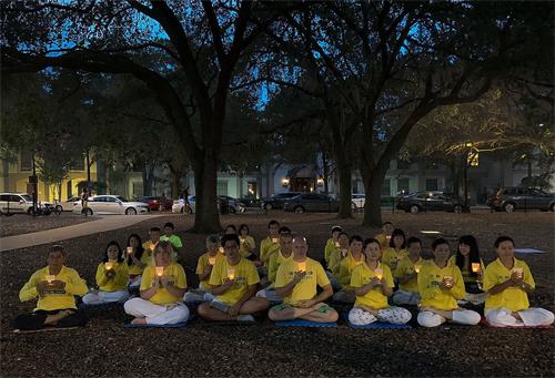 '圖1：法輪功學員在奧蘭多市中心的尤拉湖（Lake Eola）公園舉辦燭光守夜活動'