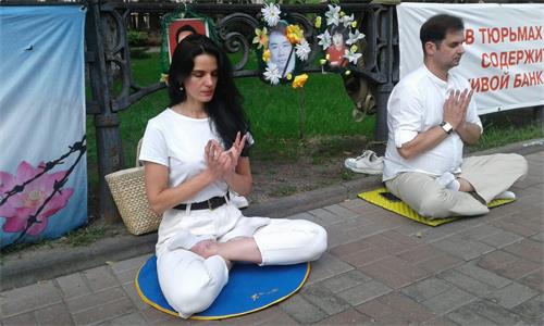 '圖10～11：七月二十日，基輔市部份法輪功學員在中共駐基輔使館前舉行反迫害活動'
