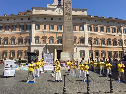 '圖3：七月二十一日，法輪功學員在國會前的廣場上集體煉功。'