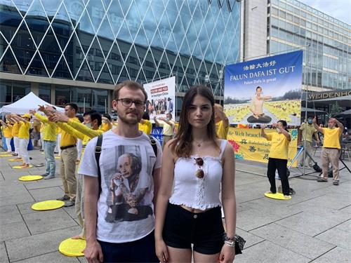 '圖2：兩個德國年輕人安吉莉卡和博得甘﹒安吉莉卡說：「人人都應該站起來反對中共對法輪功的殘酷鎮壓。」'
