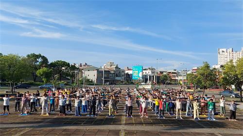 '圖：二零二零年七月二十六日清晨，來自台灣各地的法輪功區輔導員在雲林斗六棒球場旁集體煉功。'