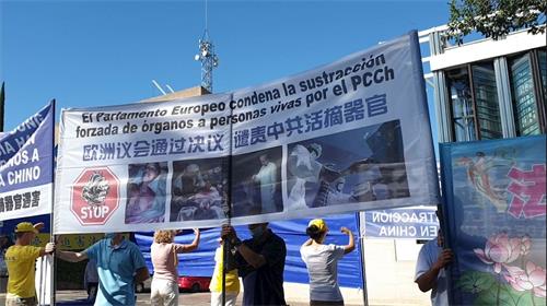 '圖1～2：西班牙法輪功學員在首都馬德裏的中使館前抗議迫害。'