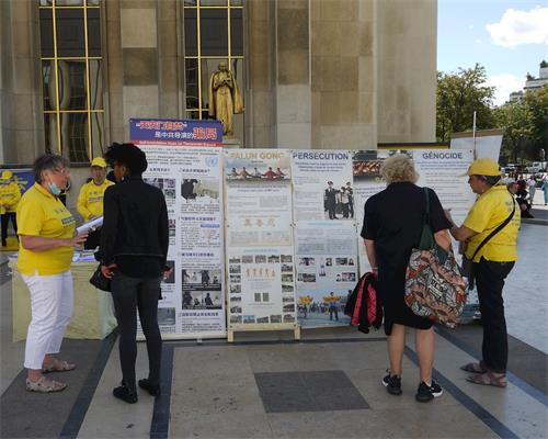 '圖1～3：法輪功學員在巴黎人權廣場進行煉功、講真相和徵集簽名反迫害活動'