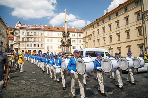 '圖四：天國樂團行進在布拉格市中心的步行街上。'