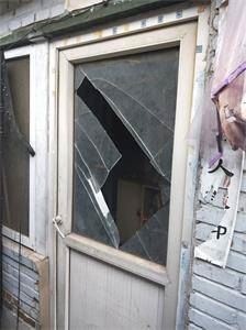 '大門玻璃被砸碎'