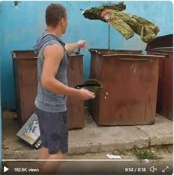 '一位白俄羅斯軍人把軍服扔到了垃圾桶（網絡截圖）'