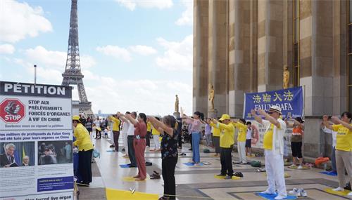 '圖1：法輪功學員在巴黎人權廣場舉辦講真相活動。'