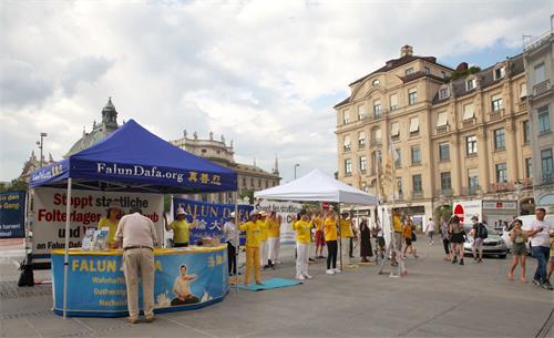 '圖1：二零二零年八月十五日，法輪功學員在慕尼黑卡爾斯廣場（Karlsplatz）舉辦信息日活動。'
