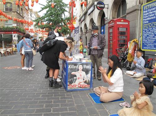 '圖7：二零二零年八月十六日，三位意大利青年在倫敦唐人街簽名支持法輪功反迫害'