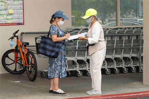 '圖11～12：華人超市的顧客在拒絕中共的徵簽簿上簽字'