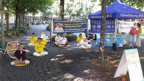 '圖1：二零二零年八月二十一日，慕尼黑法輪功學員在霍亨索倫廣場（Hohenzollern Platz）舉辦了信息日活動。'