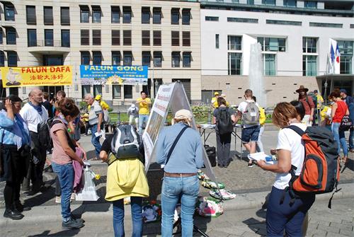 '圖1～3：二零二零年八月二十九日和三十日，法輪功學員在柏林勃蘭登堡門前的廣場上舉辦信息日活動，傳播法輪功的真相'