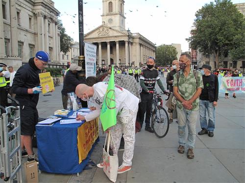 '圖1～2：二零二零年九月五日，法輪功學員在倫敦特拉法加廣場（Trafalgar