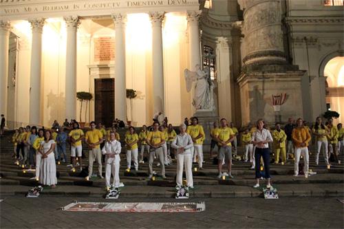 '圖1～3：在維也納聖卡爾教堂前夜悼被迫害致死的法輪功學員，揭露中共迫害罪行'