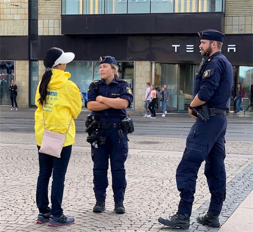 '圖1：哥德堡的執勤警察和學員開心地交談'