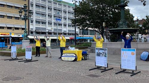 '圖2：瑞典哥德堡的法輪功學員聚集在了市中心的廣場上，集體煉功和弘法'