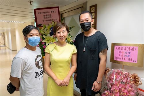 '圖3：Explorer Fusion Restaurant的營運總監李先生（右一）和行政總廚談先生（左一）一同前來祝賀天梯書店香港分店的開張。'