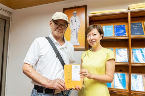 '圖4：七十六歲香港市民黃先生從長洲趕來，為天梯書店送上心意併購書。'