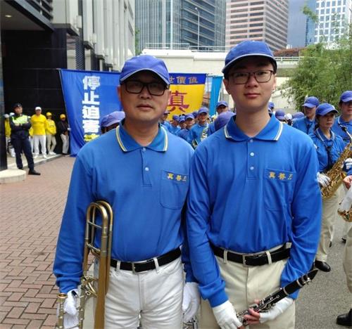 '圖1：二零一八年元旦，李先生父子倆作為天國樂團的成員，參加了在香港舉行的法輪大法集會遊行賀新年活動。'