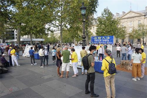 '圖1～4：法輪功學員在位於巴黎三個行政社區交匯處的「共和國廣場」舉辦真相信息日'