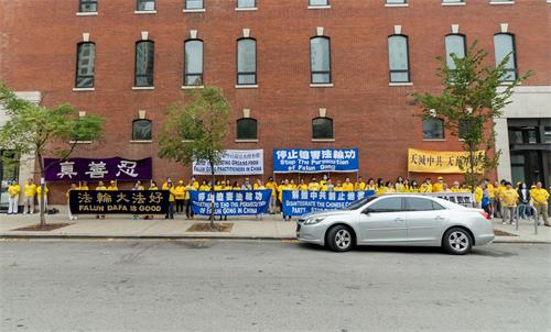 '圖1：法輪功學員在中共駐芝加哥領事館前集會，抗議迫害，揭露中共邪惡。'
